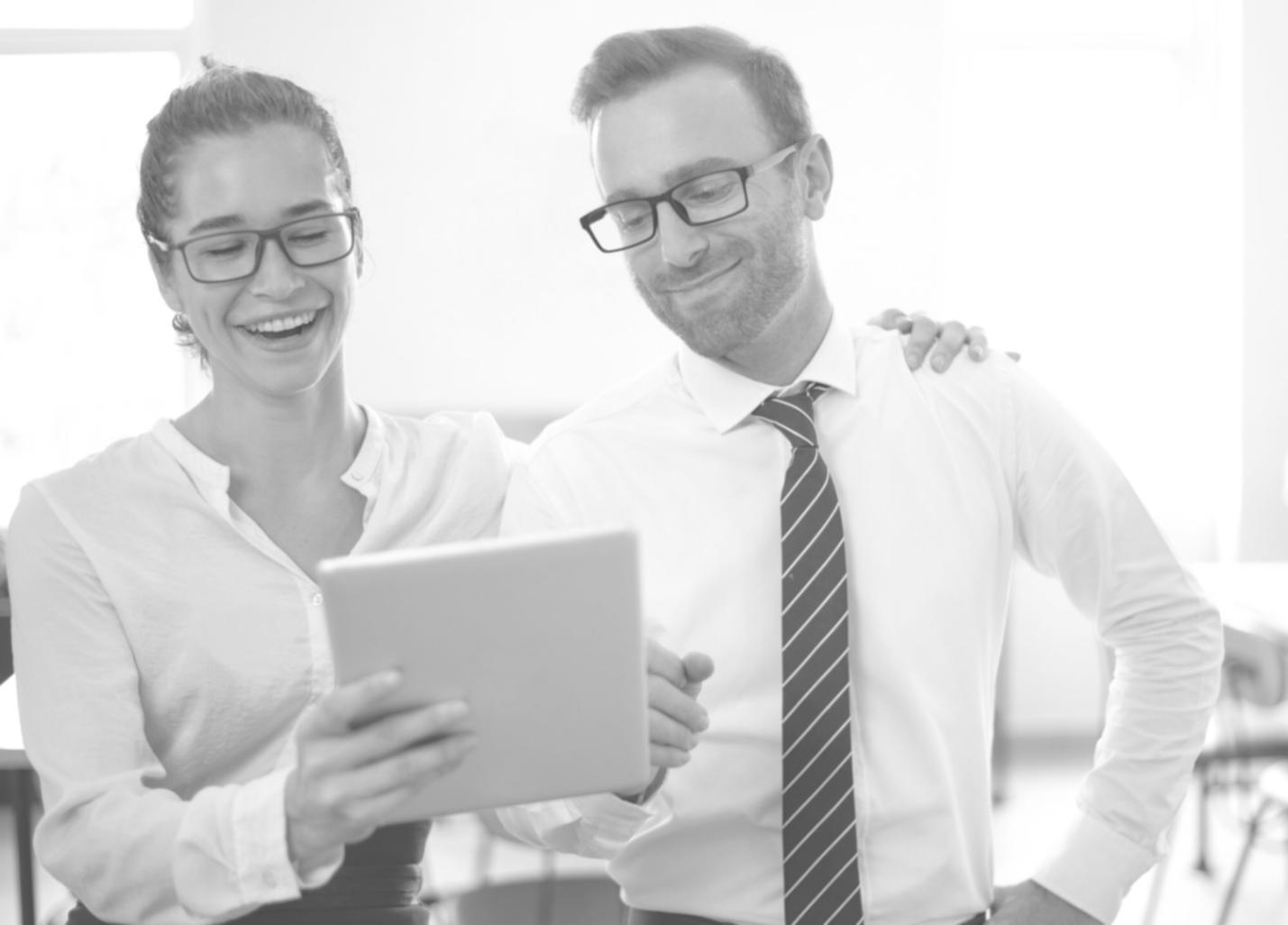 Modernes Büro mit kollaborativer Arbeitsatmosphäre